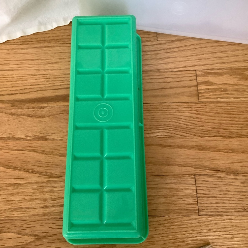 Tupperware Green Rectangular Celery / Vegetable Storage Container - Picture 3 of 5